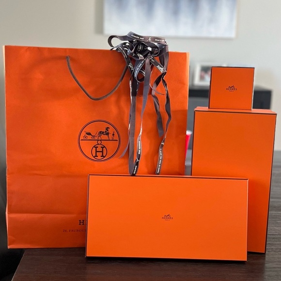 Hermès
gift Boxes with Ribbon & Large Gift Bag – Multiple Sizes - Picture 10 of 13